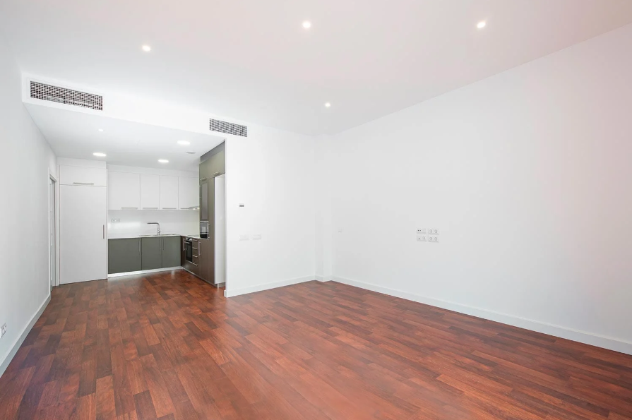 Espacio interior accesible con suelo plano, cocina abierta y salón diáfano